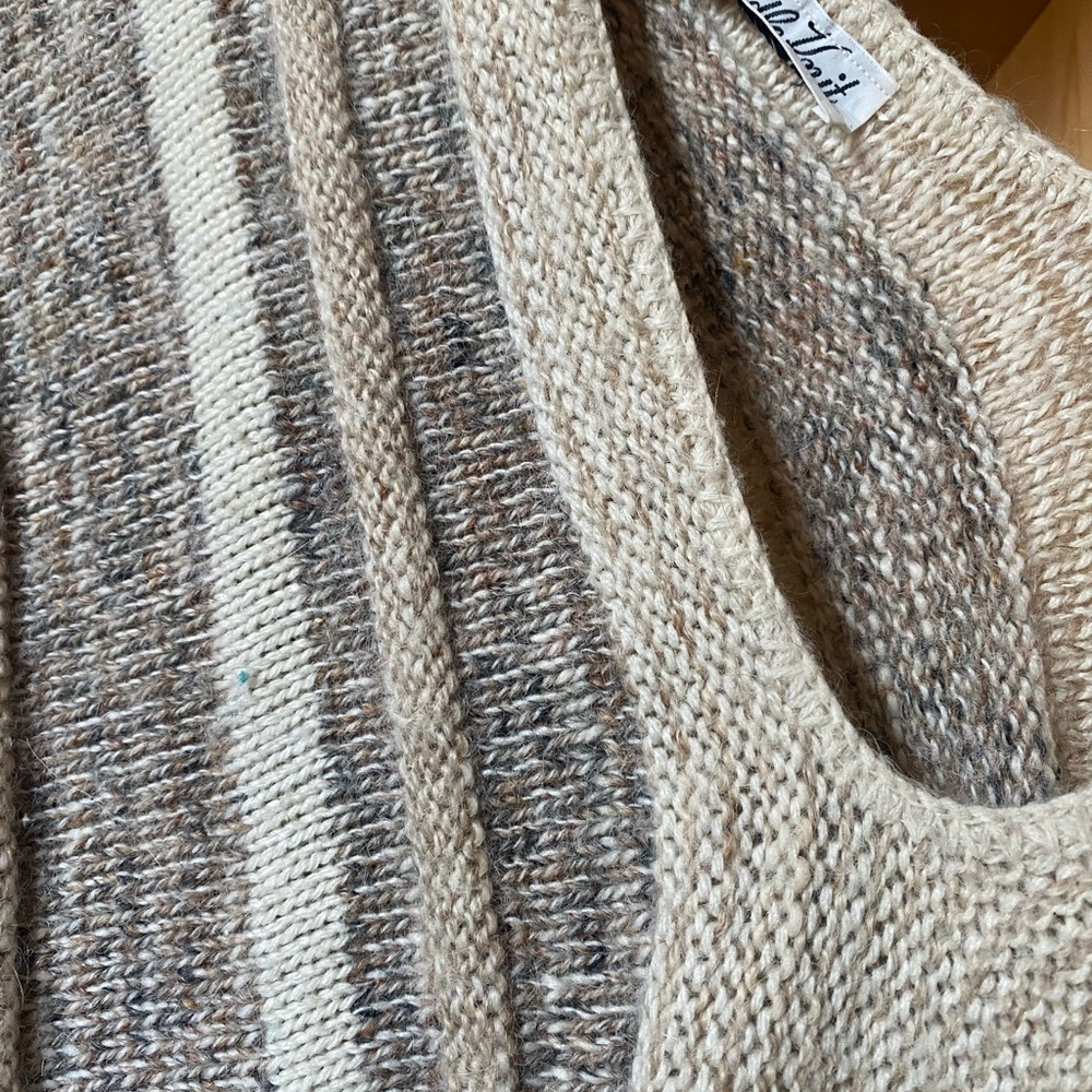 Beautiful wool Poncho - Picture 2 of 3